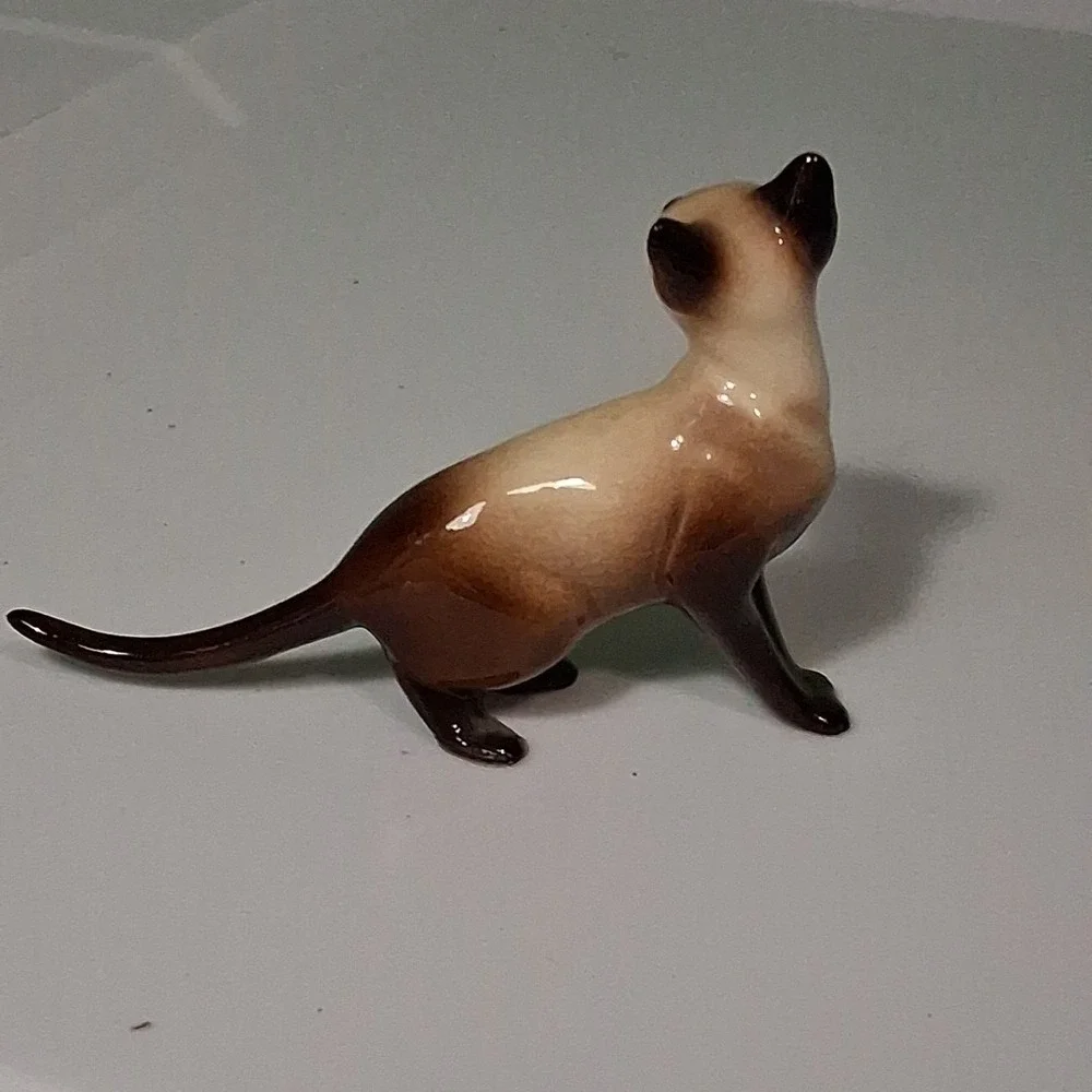 HAGEN RENAKER-Siamese Cat Standing With Tail Out Ceramic Mini Figurine.